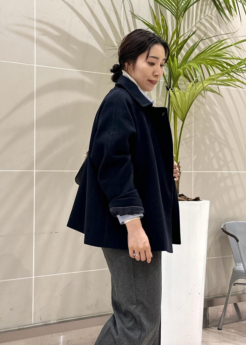 ブルー系のシャツ/ブラウス、ブルー系のその他アウター、ホワイト系のニット/セーターを着用したレディースの秋コーディネートの9枚目の写真