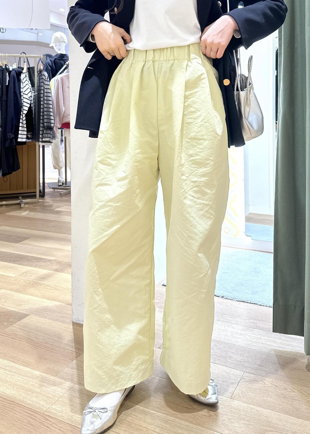 ブルー系のテーラードジャケット、ホワイト系のTシャツ/カットソー、シルバー系のショルダーバッグを着用したレディースの春コーディネートの3枚目の写真