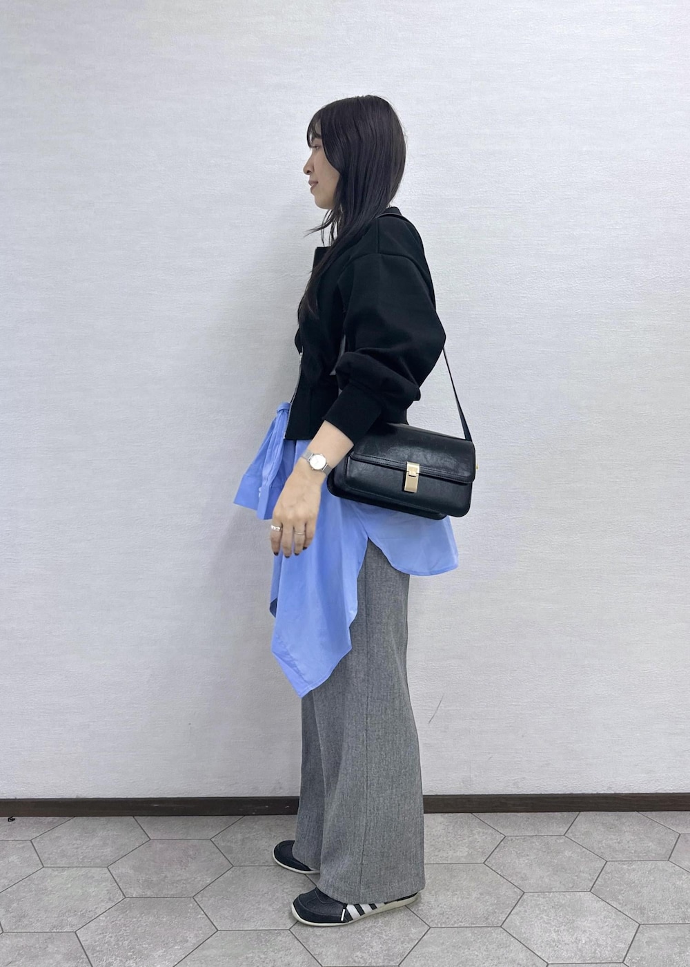 ブラック系のショルダーバッグ、グレー系のその他パンツ、ブルー系のシャツ/ブラウスを着用したレディースの秋コーディネートの5枚目の写真