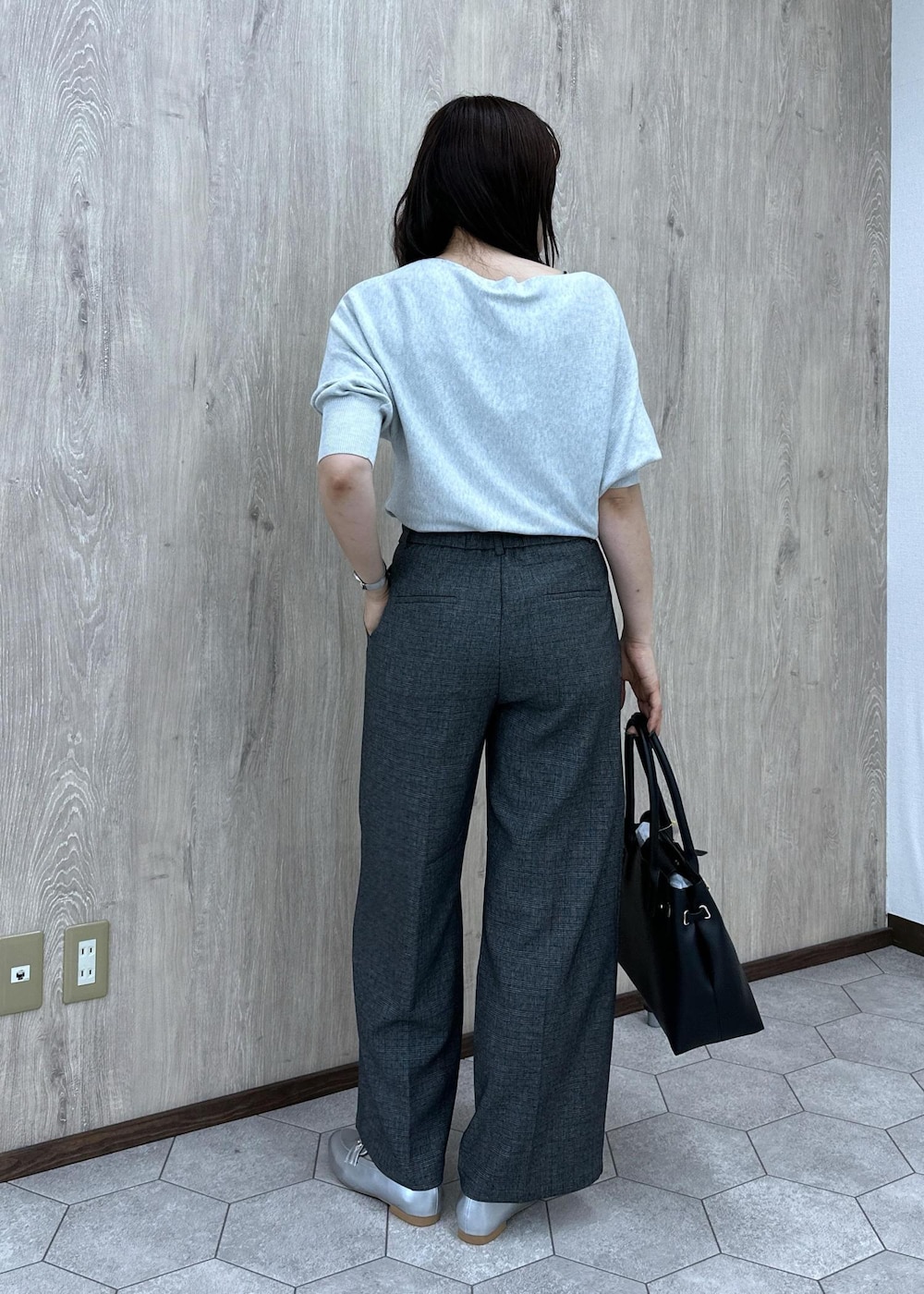 ブラック系のトートバッグ、グレー系のスラックス、グレー系のニット/セーターを着用したレディースの秋コーディネートの6枚目の写真