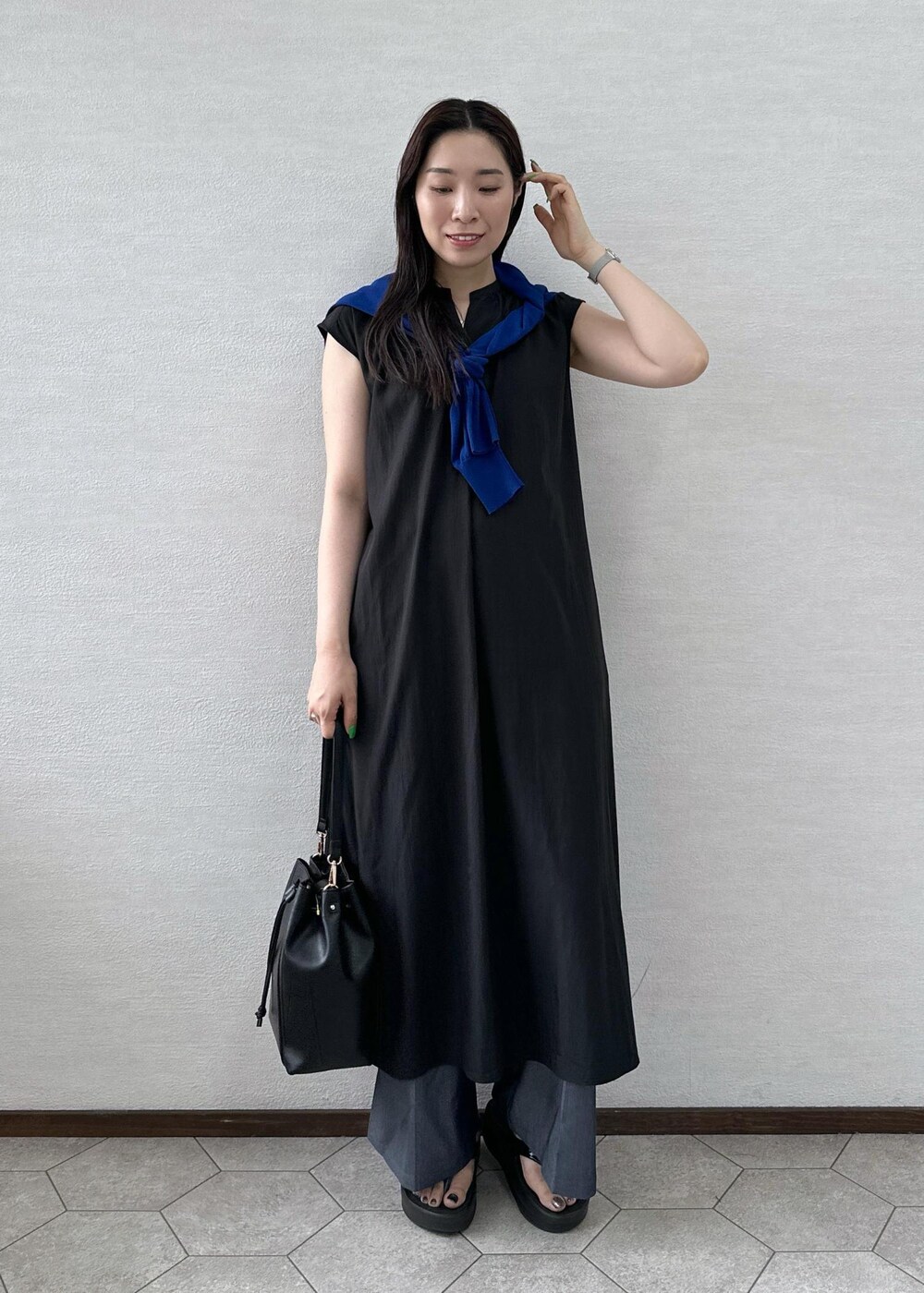 ブラック系のワンピース、ブルー系のカーディガン/ボレロ、ブルー系のその他パンツを着用したレディースの夏コーディネートの4枚目の写真