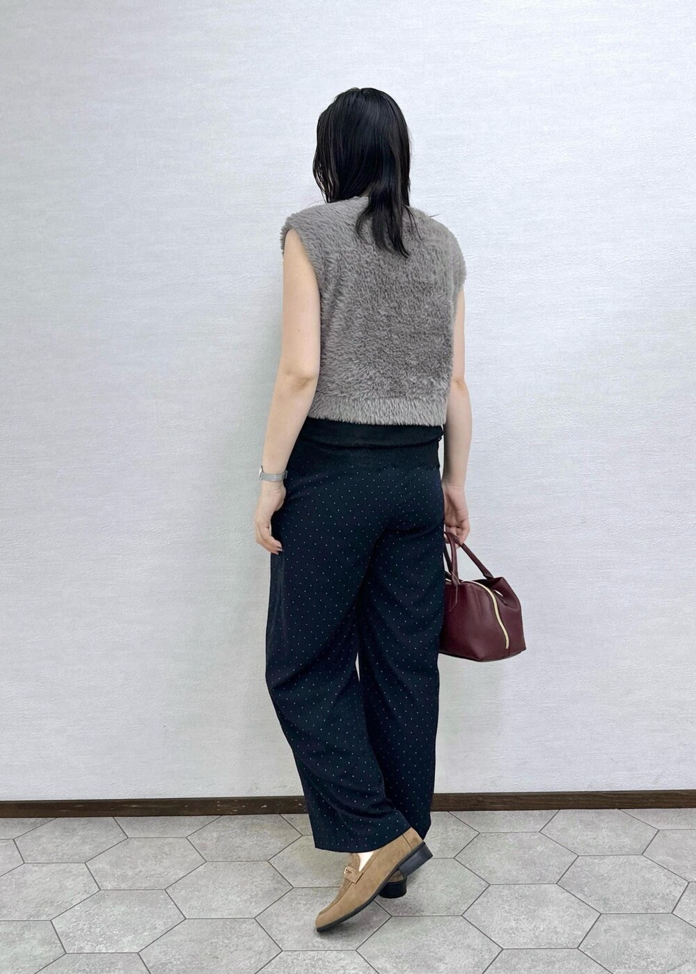 ブルー系のその他パンツ、ブラック系のキャミソール、レッド系のトートバッグを着用したレディースの夏コーディネートの4枚目の写真