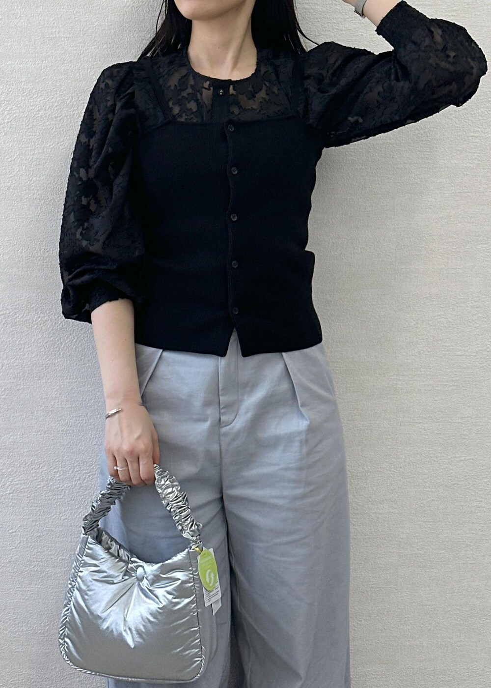 ブルー系のその他パンツ、シルバー系のショルダーバッグ、ブラック系のカーディガン/ボレロを着用したレディースの春コーディネートの5枚目の写真