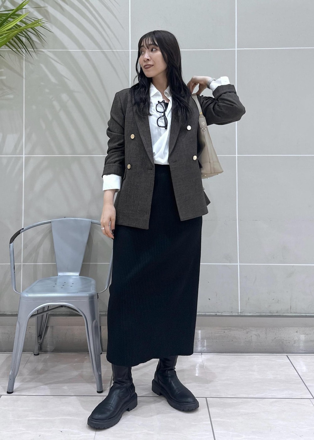 ホワイト系のシャツ/ブラウス、ブラウン系のテーラードジャケット、ベージュ系のショルダーバッグを着用したレディースの秋コーディネートの3枚目の写真