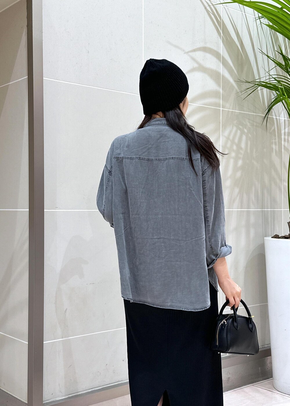 グレー系のシャツ/ブラウス、ホワイト系のTシャツ/カットソー、ブラック系のスカートを着用したレディースの夏コーディネートの7枚目の写真