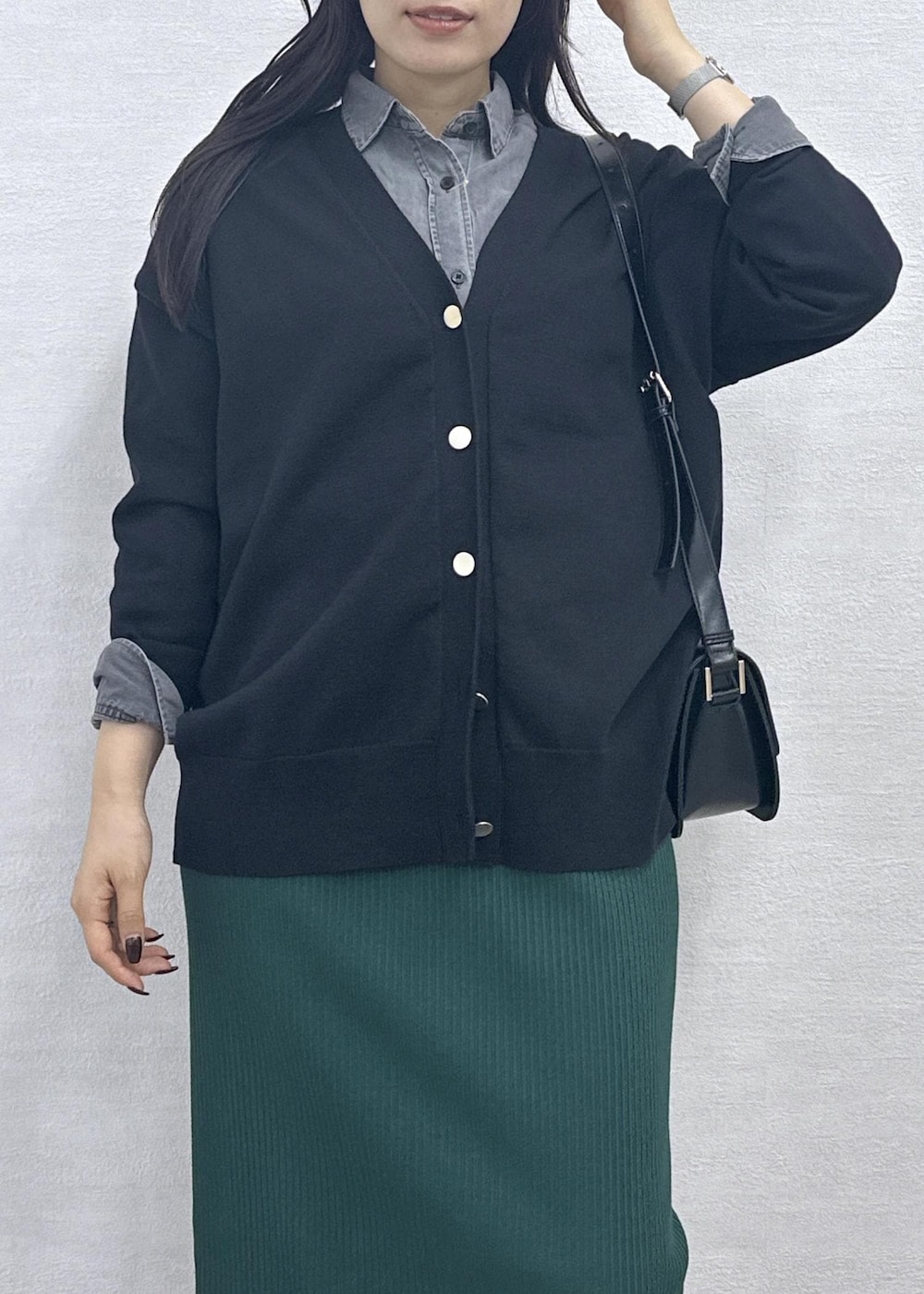 ブラック系のショルダーバッグ、グレー系のシャツ/ブラウス、ブラック系のカーディガン/ボレロを着用したレディースの秋コーディネートの7枚目の写真