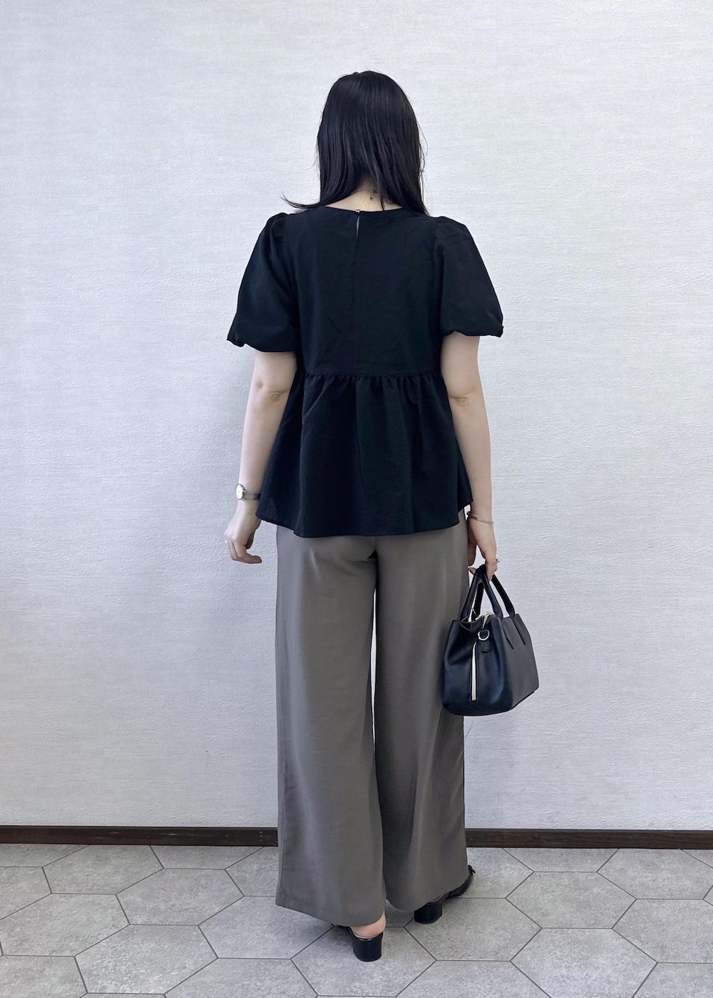 ブラック系のシャツ/ブラウス、ブラック系のトートバッグ、グリーン系のその他パンツを着用したレディースの夏コーディネートの5枚目の写真
