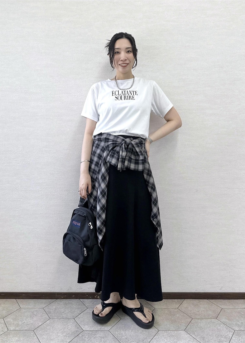 ホワイト系のTシャツ/カットソー、ブラック系のシャツ/ブラウス、ブラック系のスカートを着用したレディースの夏コーディネートの2枚目の写真