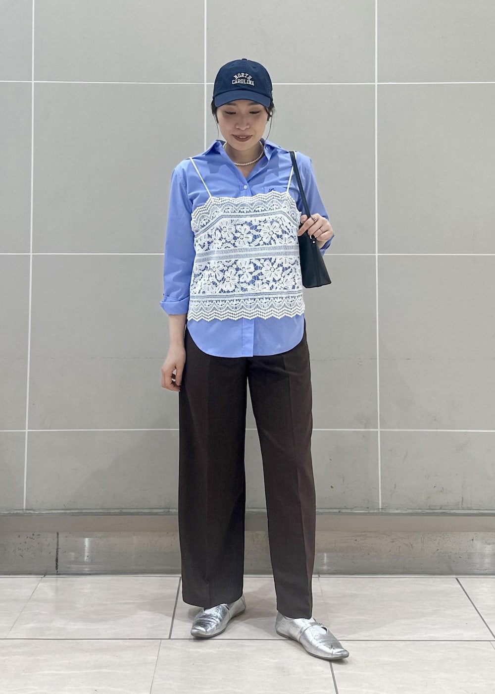 ホワイト系のキャミソール、ブルー系のシャツ/ブラウス、ブラウン系のその他パンツを着用したレディースの春コーディネートの3枚目の写真