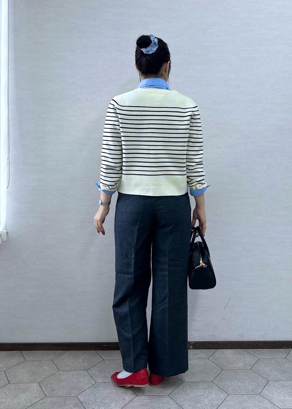 レッド系のバレエシューズ、ホワイト系のカーディガン/ボレロ、ブルー系のシャツ/ブラウスを着用したレディースの秋コーディネートの5枚目の写真