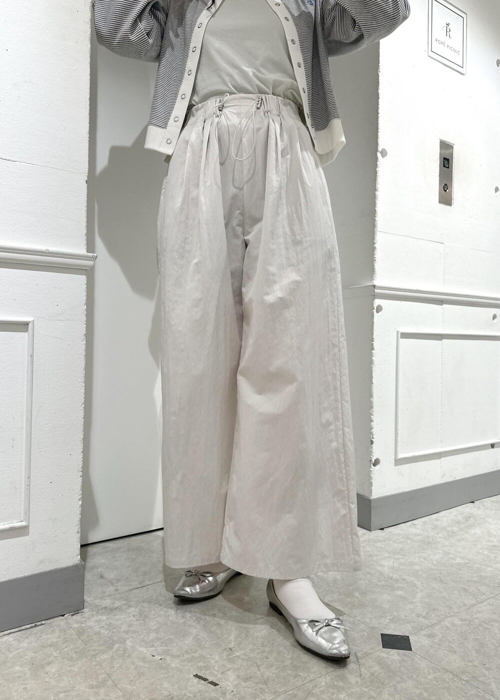 ベージュ系のその他パンツ、ホワイト系のカーディガン/ボレロ、ホワイト系のTシャツ/カットソーを着用したレディースの春コーディネートの5枚目の写真