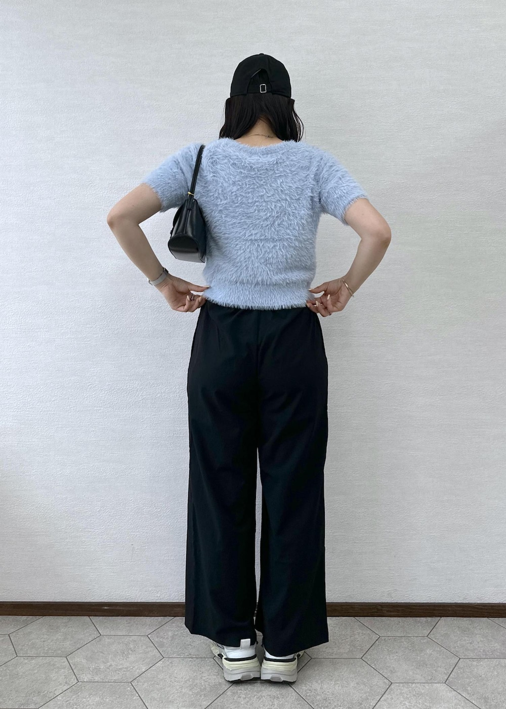 ブルー系のニット/セーター、ブラック系のショルダーバッグ、ブラック系のその他パンツを着用したレディースの秋コーディネートの5枚目の写真