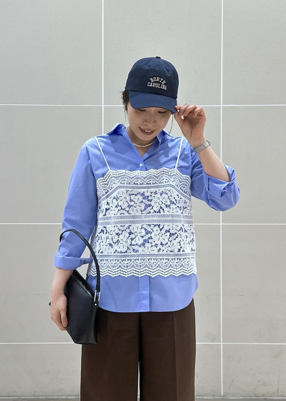 ホワイト系のキャミソール、ブルー系のシャツ/ブラウス、ブラウン系のその他パンツを着用したレディースの春コーディネートの10枚目の写真