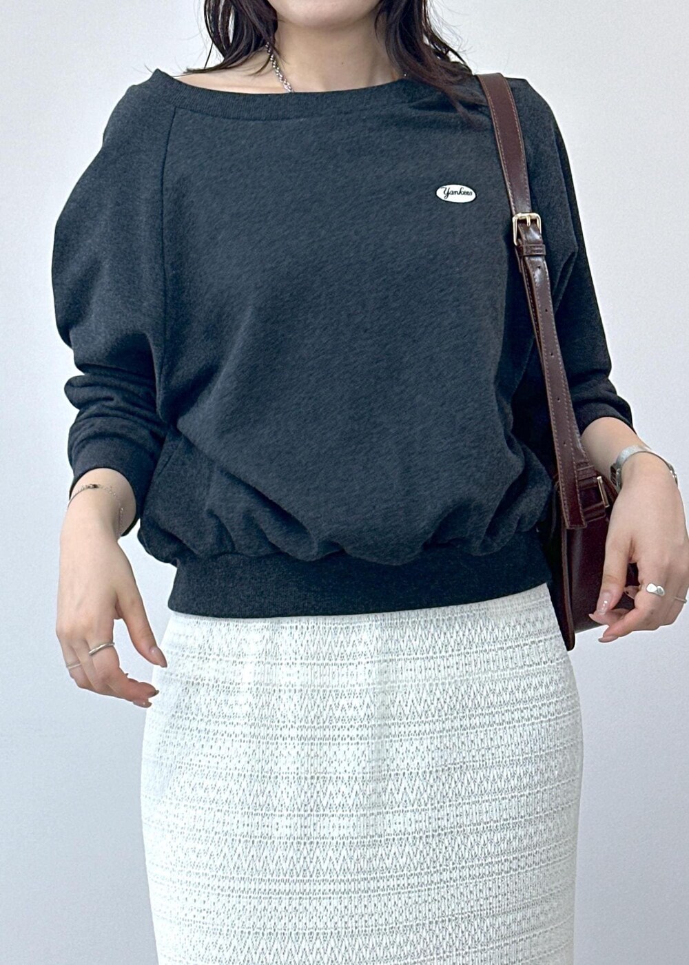 ブラック系のサンダル、ホワイト系のスカート、レッド系のショルダーバッグを着用したレディースの夏コーディネートの8枚目の写真