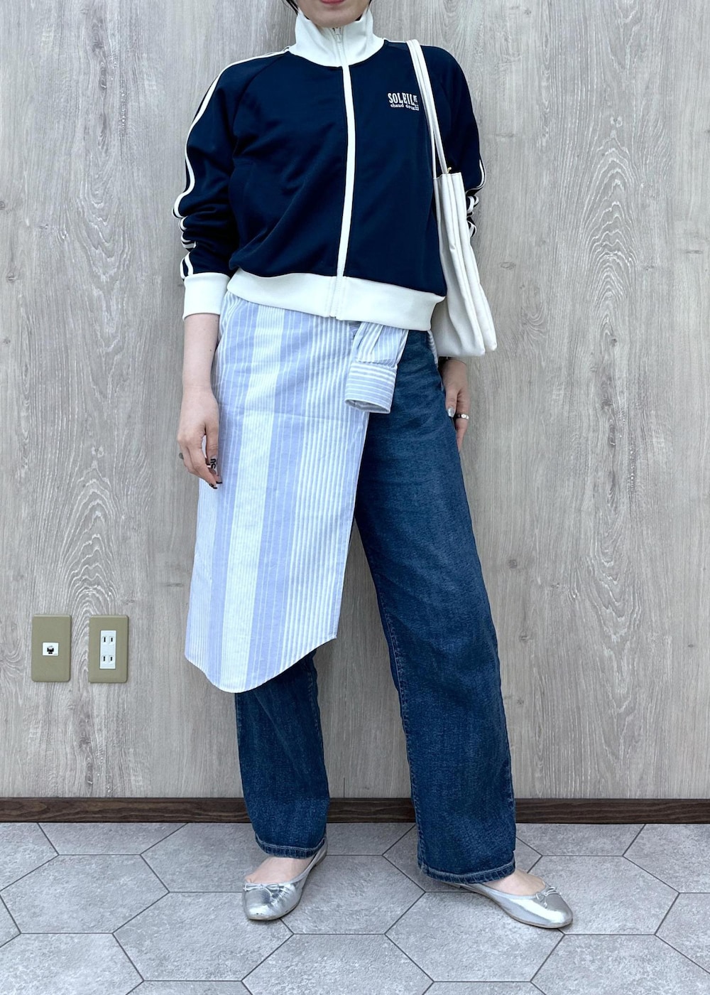 ブルー系のデニムパンツ、ブルー系のシャツ/ブラウス、ブルー系のブルゾンを着用したレディースの春コーディネートの6枚目の写真