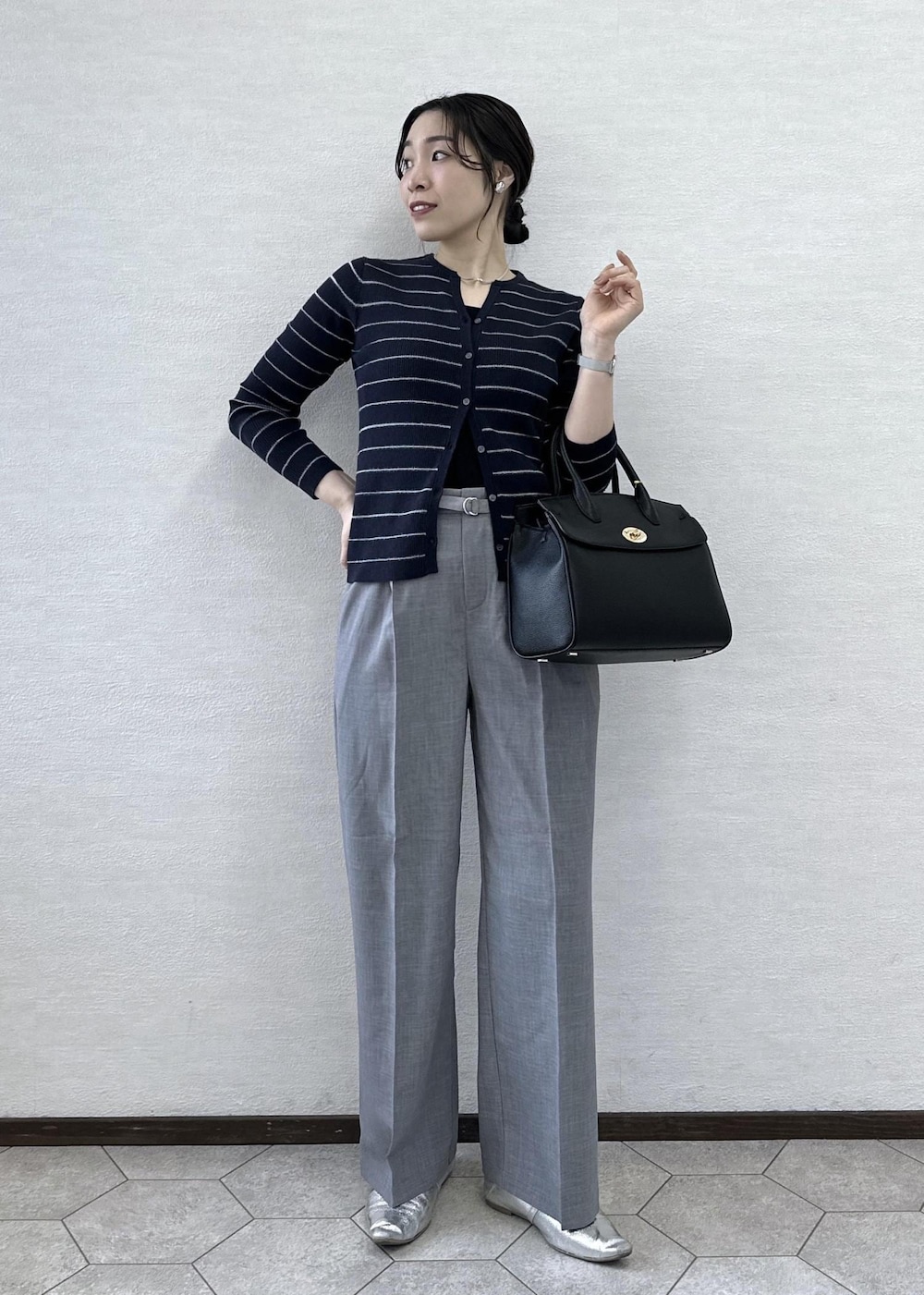 ブラック系のトートバッグ、ブラック系のタンクトップ、ブルー系のカーディガン/ボレロを着用したレディースの春コーディネートの3枚目の写真