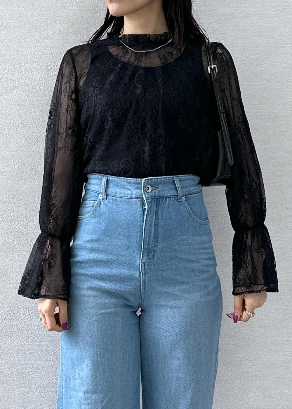 ブルー系のデニムパンツ、ブラック系のショルダーバッグ、ブラック系のシャツ/ブラウスを着用したレディースの秋コーディネートの6枚目の写真