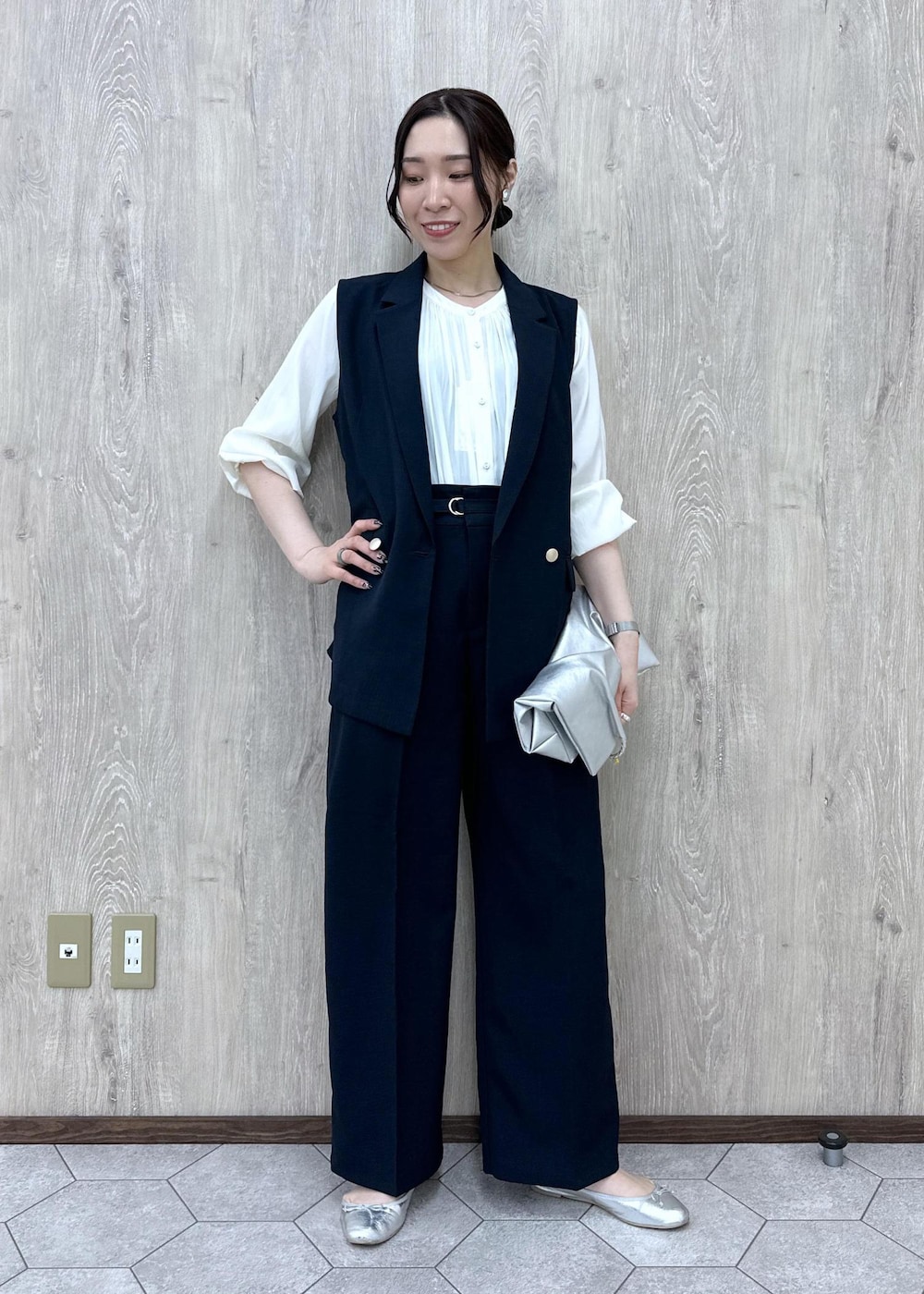 ホワイト系のシャツ/ブラウス、ブルー系のその他パンツ、ブルー系のベストを着用したレディースの春コーディネートの2枚目の写真