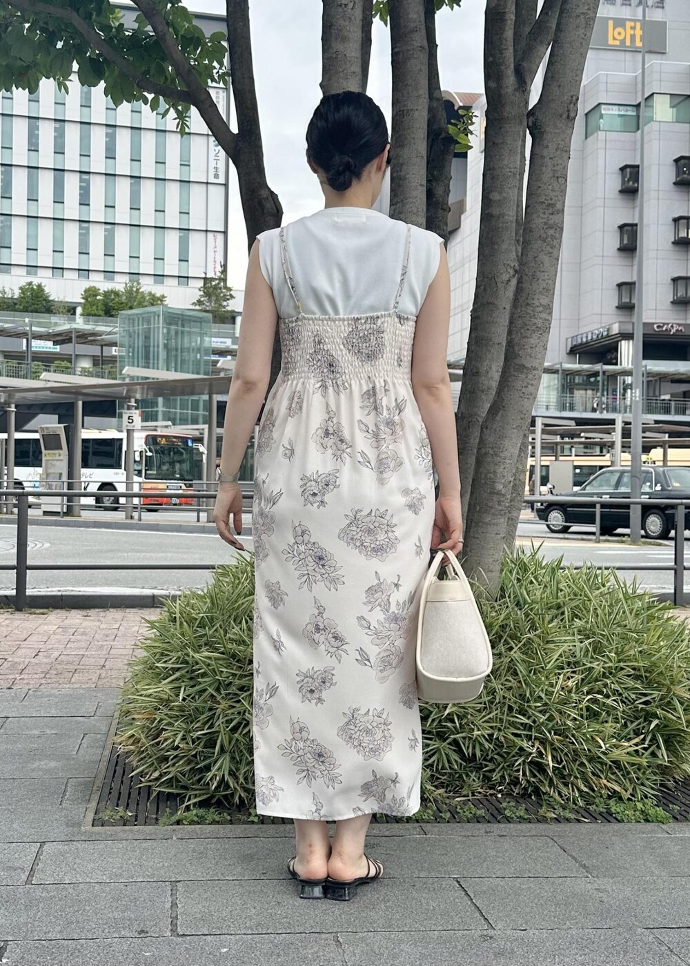 ホワイト系のニット/セーター、ホワイト系のショルダーバッグ、パープル系の浴衣を着用したレディースの夏コーディネートの3枚目の写真