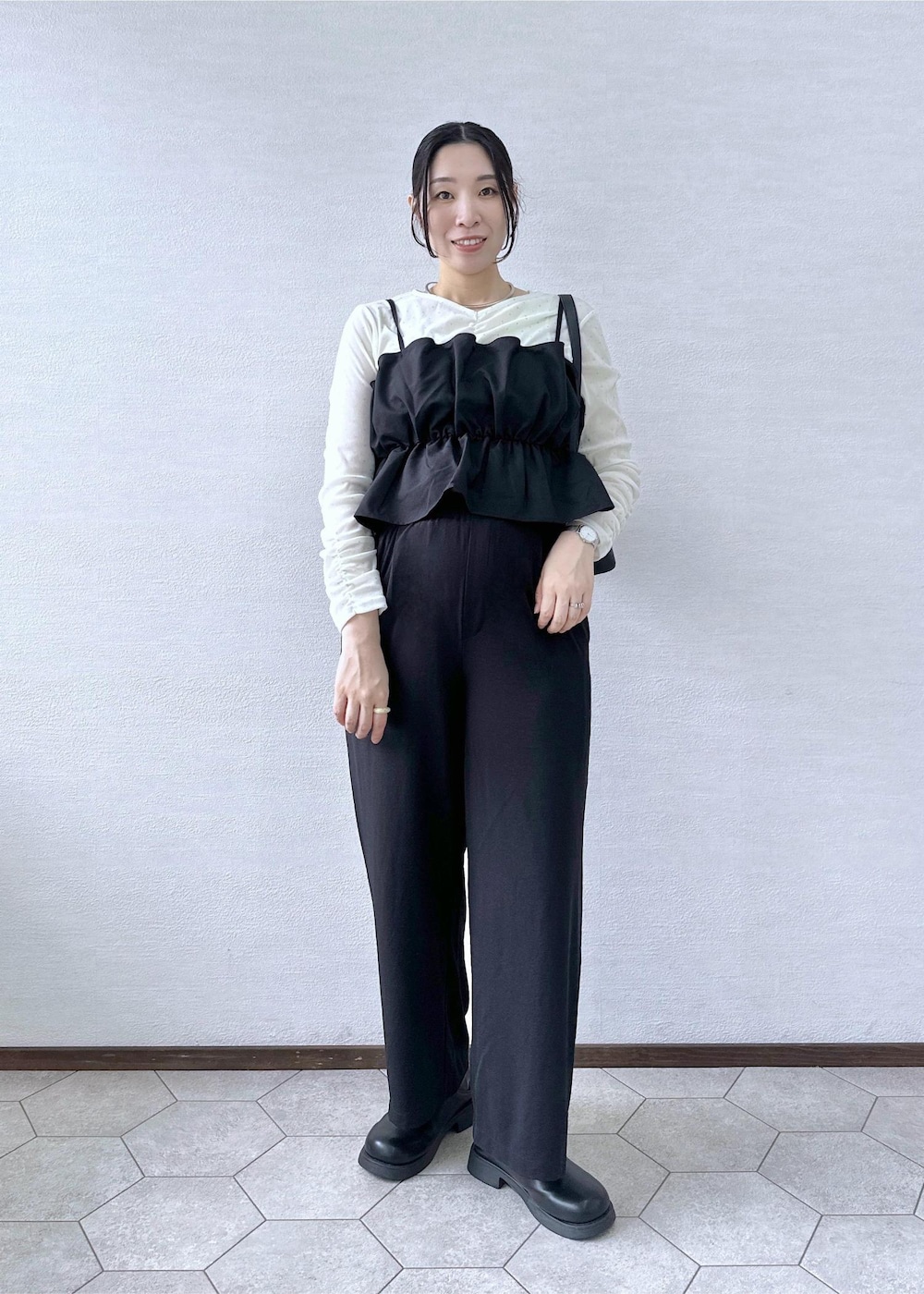 ブラック系のその他パンツ、ブラック系のショルダーバッグ、ブラック系のキャミソールを着用したレディースの秋コーディネートの4枚目の写真