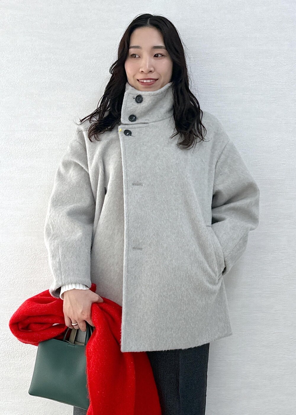 ホワイト系のニット/セーター、グレー系のその他アウター、グレー系のその他パンツを着用したレディースの冬コーディネートの8枚目の写真