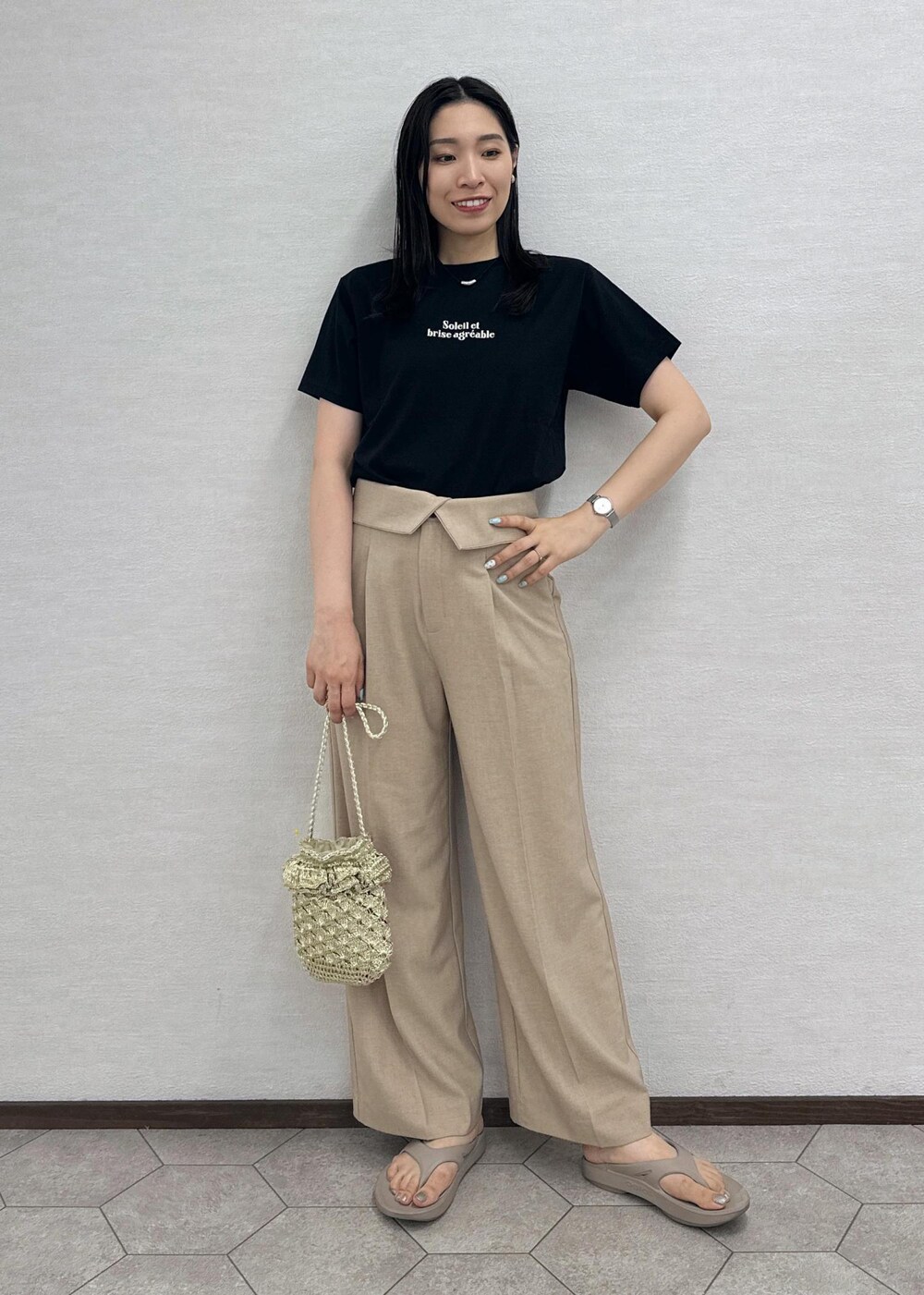 ベージュ系のその他パンツ、ゴールド系のショルダーバッグ、ブラック系のTシャツ/カットソーを着用したレディースの夏コーディネートの3枚目の写真