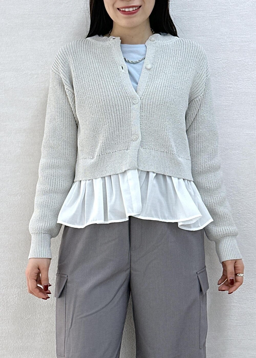 グレー系のカーゴパンツ、ブルー系のTシャツ/カットソー、グレー系のカーディガン/ボレロを着用したレディースの冬コーディネートの7枚目の写真