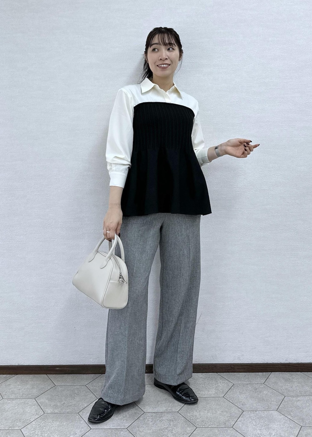 ブラック系のシャツ/ブラウス、グレー系のその他パンツ、ベージュ系のボストンバッグを着用したレディースの秋コーディネートの3枚目の写真