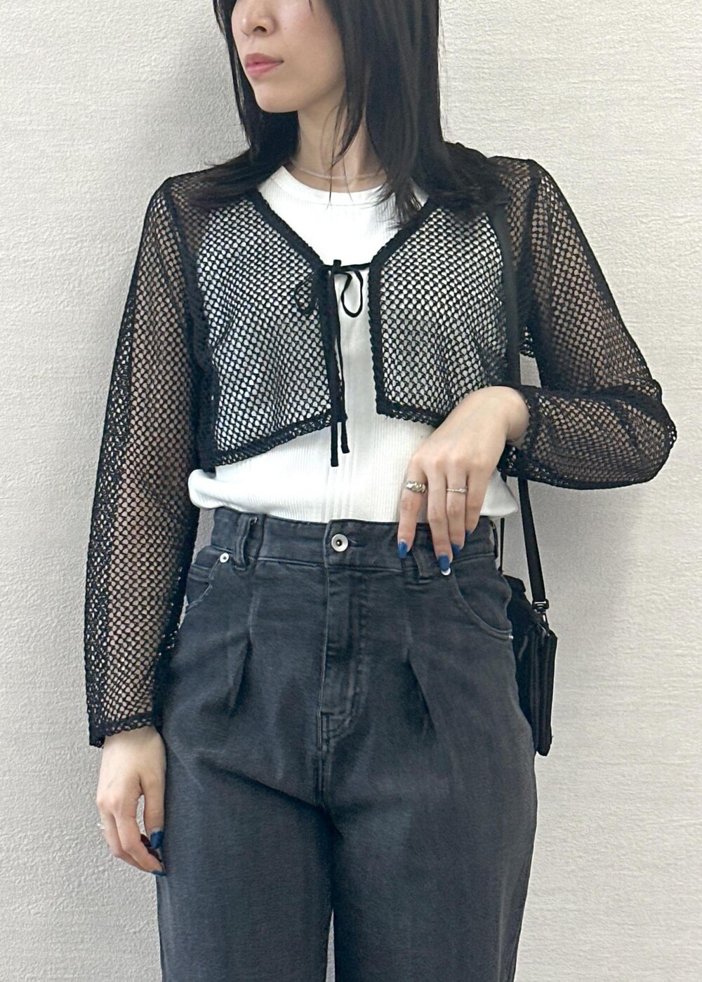ブラック系のサンダル、ブラック系のデニムパンツ、ブラック系のカーディガン/ボレロを着用したレディースの夏コーディネートの5枚目の写真
