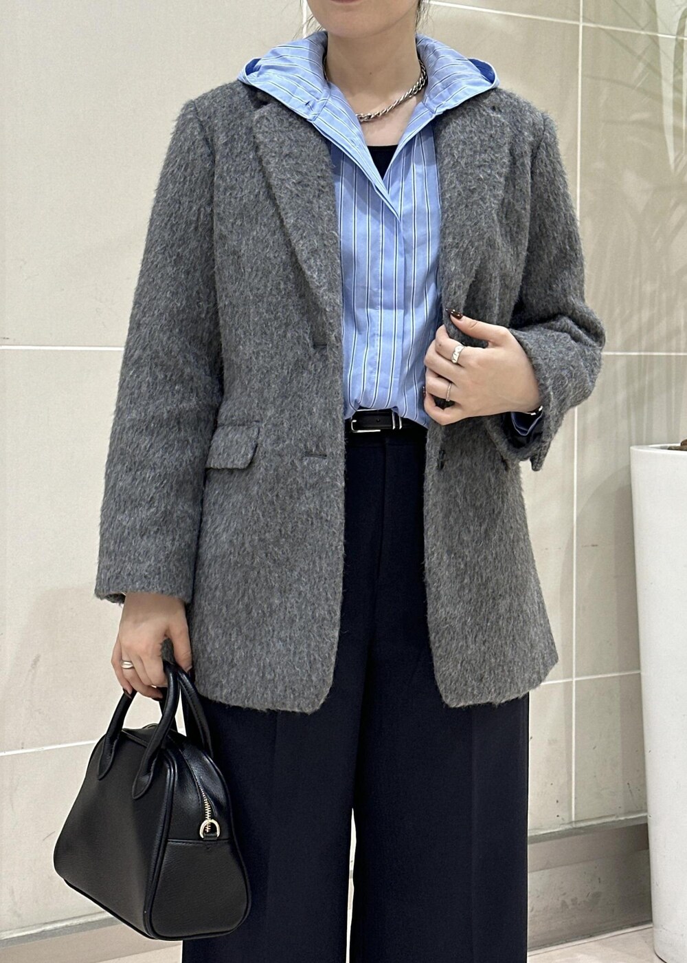 ブルー系のシャツ/ブラウス、ブルー系のスラックス、グレー系のテーラードジャケットを着用したレディースの秋コーディネートの6枚目の写真