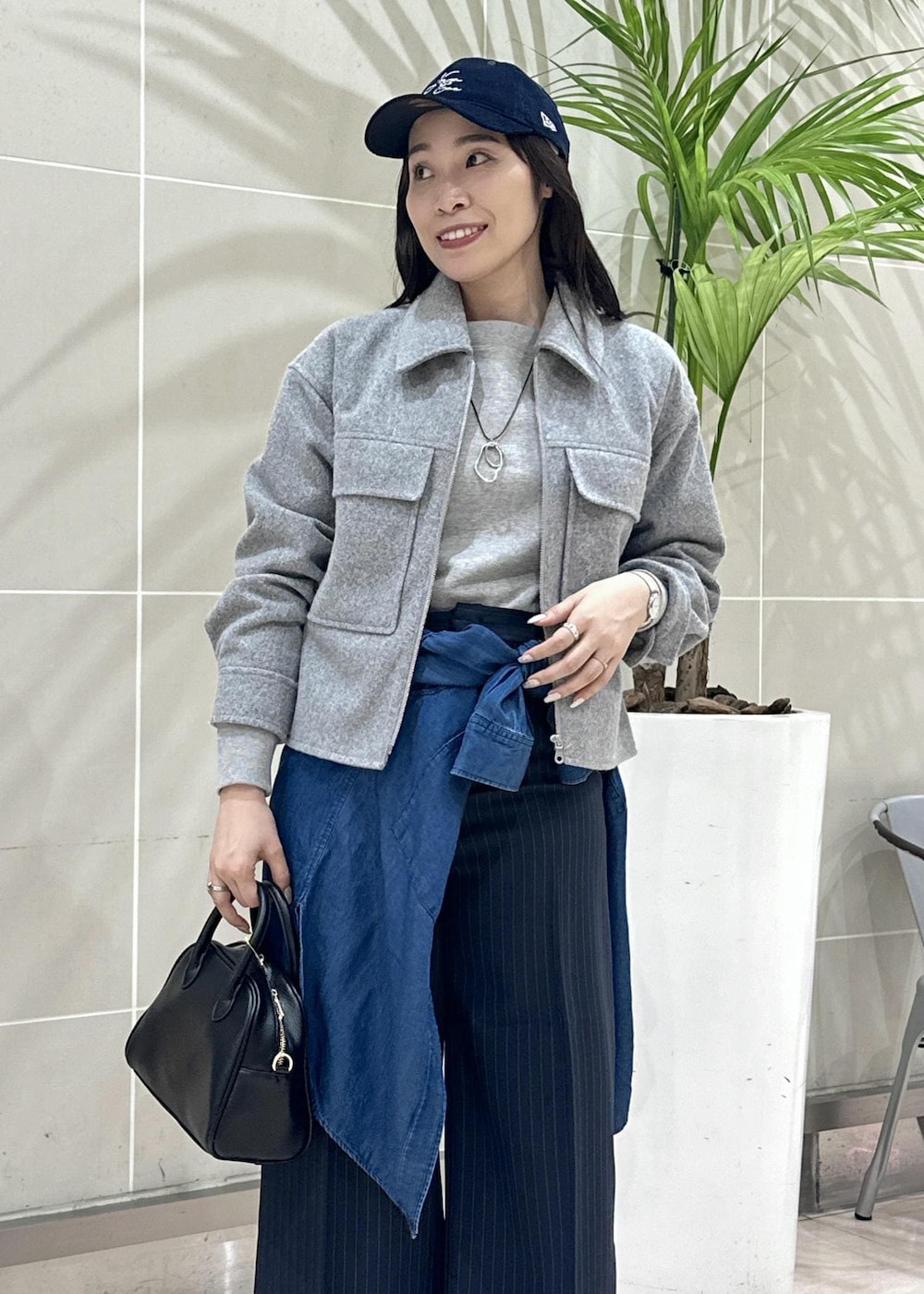 ブルー系のその他パンツ、ブルー系のシャツ/ブラウス、ブラック系のボストンバッグを着用したレディースの秋コーディネートの7枚目の写真