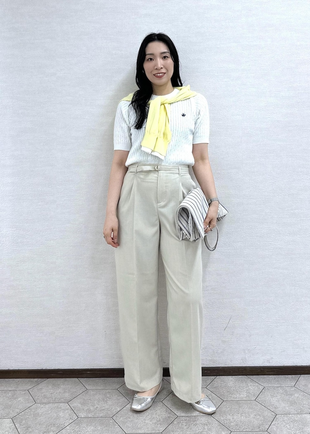 ベージュ系のトートバッグ、ベージュ系のその他パンツ、シルバー系のバレエシューズを着用したレディースの春コーディネートの2枚目の写真