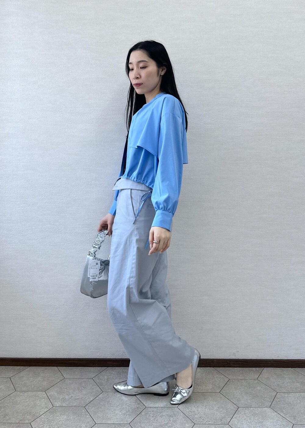 ブルー系のその他パンツ、シルバー系のショルダーバッグ、ブラック系のキャミソールを着用したレディースの春コーディネートの4枚目の写真