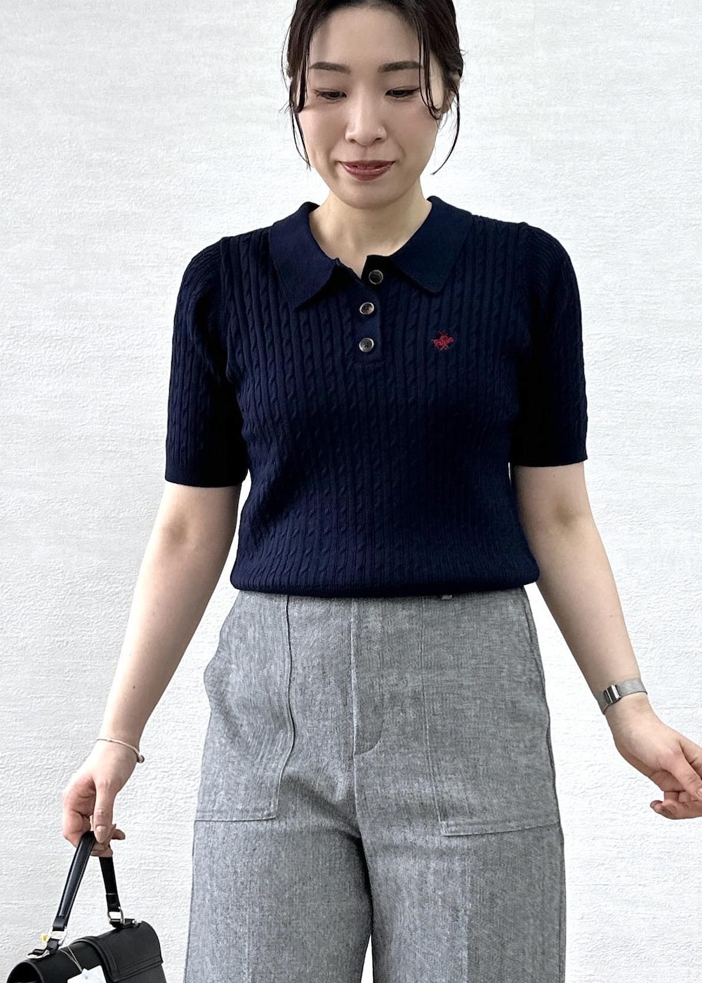 ブラック系のショルダーバッグ、グレー系のその他パンツ、ブルー系のニット/セーターを着用したレディースの春コーディネートの6枚目の写真