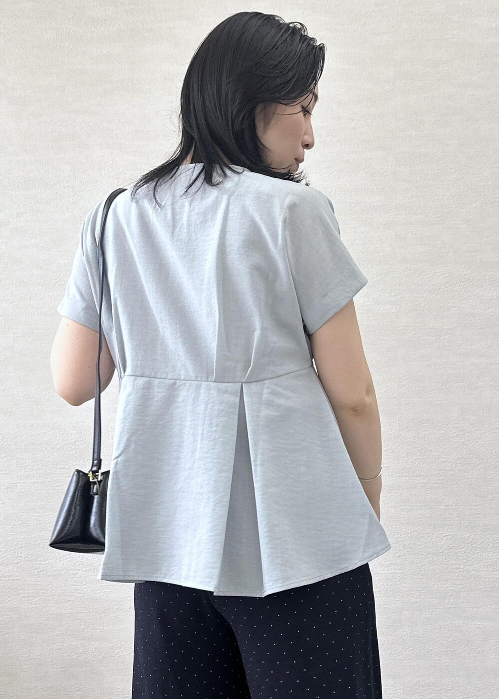 ブラック系のショルダーバッグ、ブルー系のシャツ/ブラウス、ブルー系のその他パンツを着用したレディースの夏コーディネートの7枚目の写真