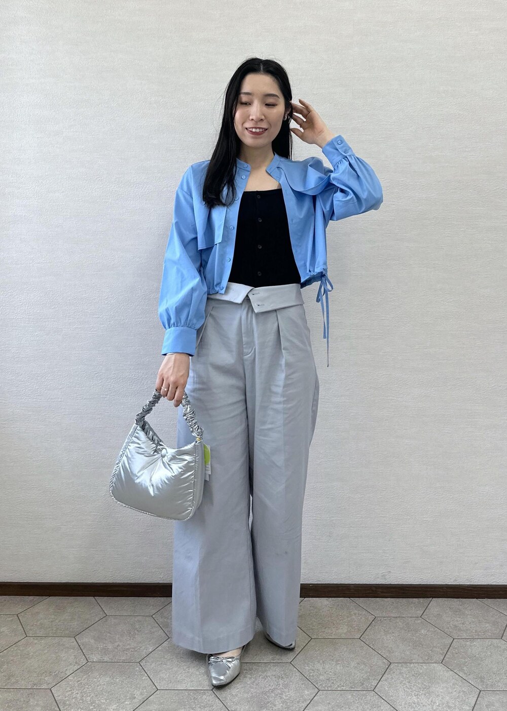 ブルー系のその他パンツ、シルバー系のショルダーバッグ、ブラック系のキャミソールを着用したレディースの春コーディネートの3枚目の写真