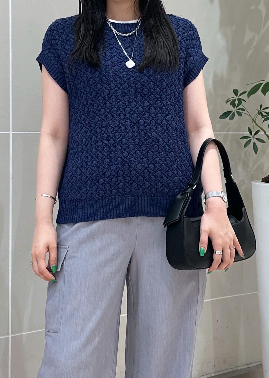 ブルー系のベスト、グレー系のカーゴパンツ、ブラック系のサンダルを着用したレディースの夏コーディネートの8枚目の写真