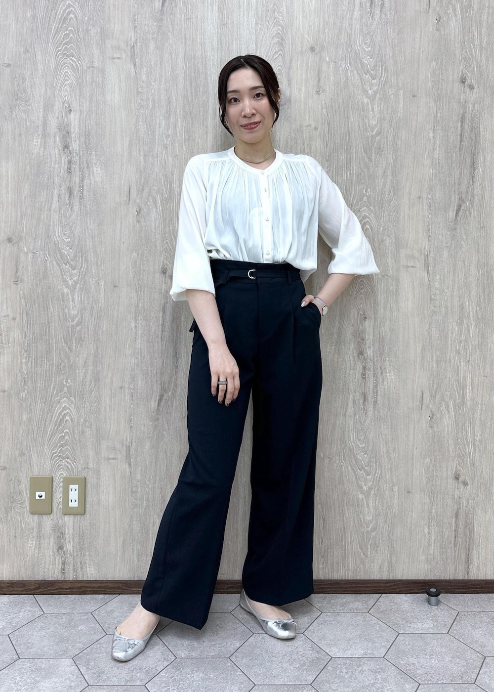 ホワイト系のシャツ/ブラウス、ブルー系のその他パンツ、ブルー系のベストを着用したレディースの春コーディネートの7枚目の写真