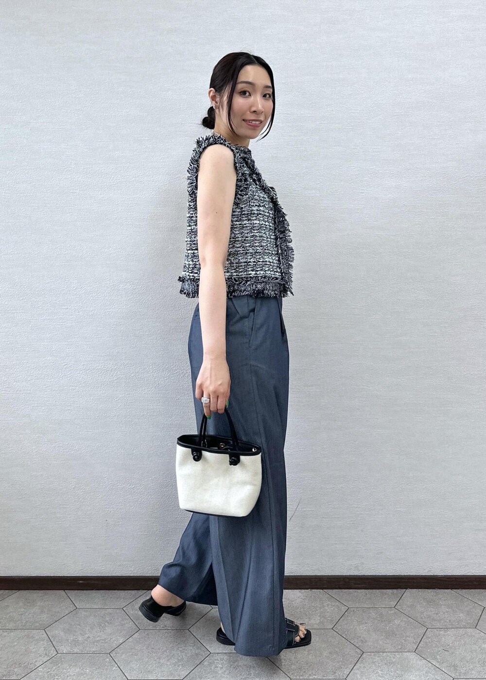 ブラック系のトートバッグ、ブラック系のカーディガン/ボレロ、ブルー系のその他パンツを着用したレディースの夏コーディネートの4枚目の写真