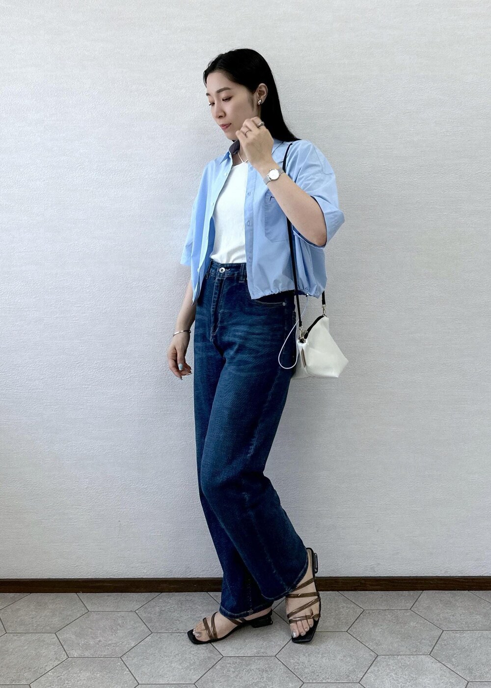 ブルー系のシャツ/ブラウス、ブルー系のデニムパンツ、ホワイト系のキャミソールを着用したレディースの夏コーディネートの2枚目の写真