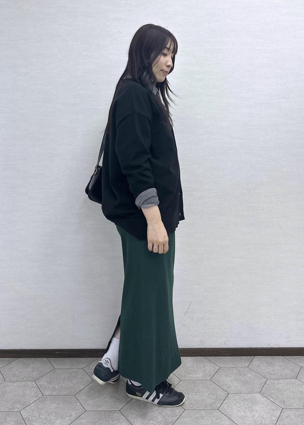 ブラック系のショルダーバッグ、グレー系のシャツ/ブラウス、ブラック系のカーディガン/ボレロを着用したレディースの秋コーディネートの3枚目の写真