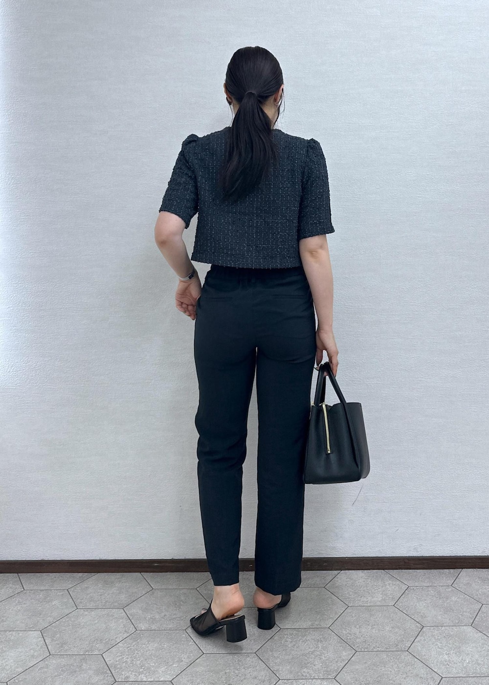 ブラック系のショルダーバッグ、ブラック系のパンプス、グレー系のその他パンツを着用したレディースの夏コーディネートの5枚目の写真