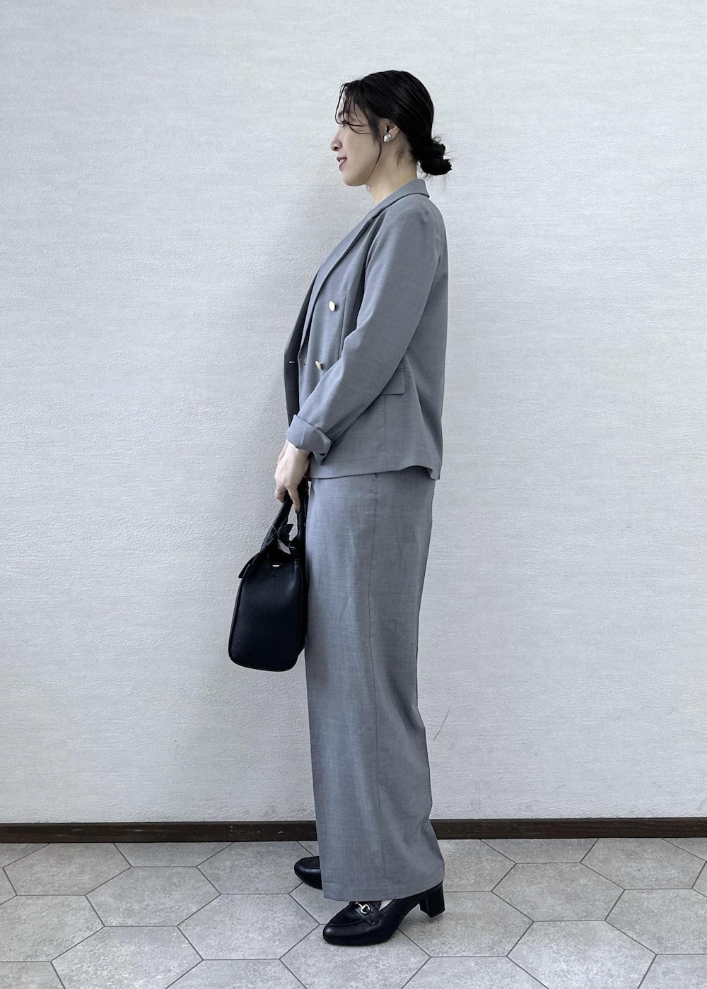 ブラック系のローファー、ブラック系のトートバッグ、ブラック系のタンクトップを着用したレディースの春コーディネートの3枚目の写真