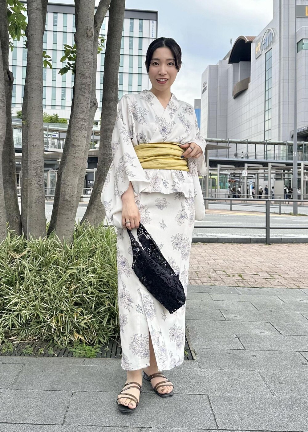 ブラック系のトートバッグ、パープル系の浴衣を着用したレディースの夏コーディネートの2枚目の写真