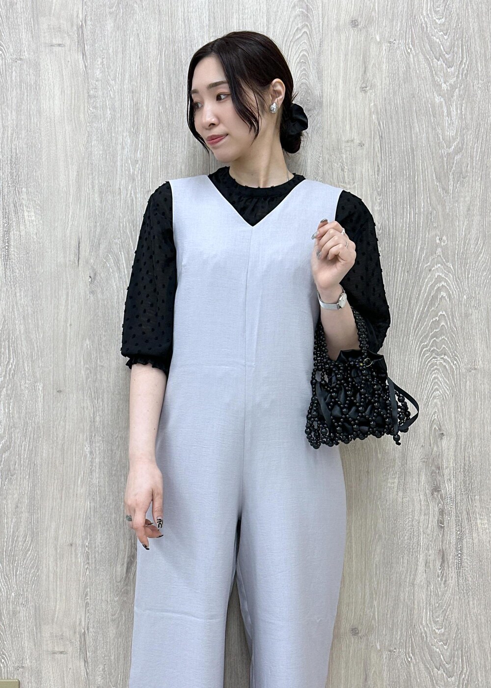 シルバー系のバレエシューズ、ブラック系のハンドバッグ、グレー系のつなぎ/オールインワンを着用したレディースの春コーディネートの5枚目の写真