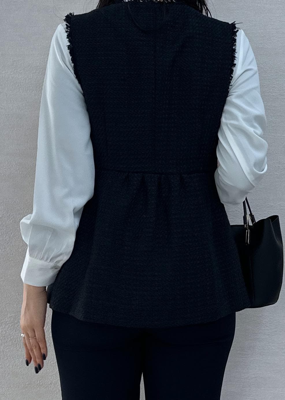 ホワイト系のシャツ/ブラウス、ブラック系のトートバッグ、ブラック系のローファーを着用したレディースの冬コーディネートの6枚目の写真