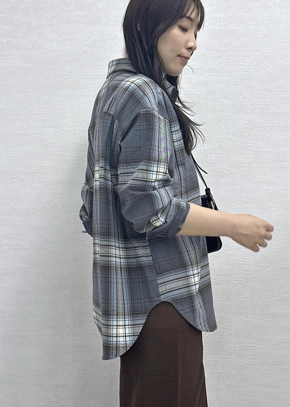 ブラウン系のスカート、ブラック系のショルダーバッグ、グレー系のシャツ/ブラウスを着用したレディースの秋コーディネートの7枚目の写真