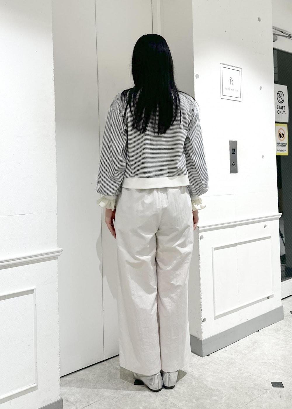 ベージュ系のその他パンツ、ホワイト系のカーディガン/ボレロ、ホワイト系のTシャツ/カットソーを着用したレディースの春コーディネートの3枚目の写真