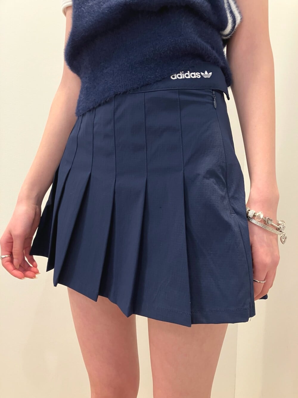 ホワイト系のTシャツ/カットソー、ブルー系のジャケット/アウター、ブルー系のスカートを着用したレディースの夏コーディネートの3枚目の写真