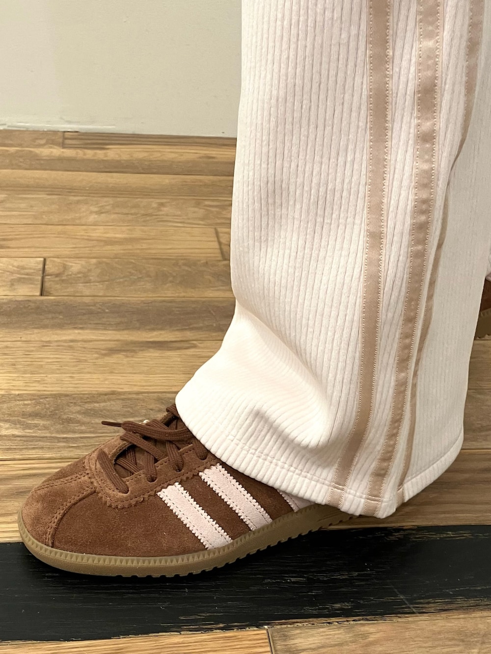 リブ フレアレギンス、リブ カーディガン、BRMDのアディダスコーデ